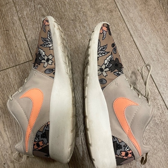 Nike Roshe Run Aloha shoes - Picture 6 of 10